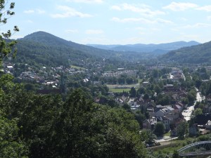 Odkryj wyjątkowy Dwór w Stryszowie – unikatowe muzeum ziemiańskie położone u stóp Beskidów Małego i Makowskiego. Poznaj historię polskiego dworu, podziwiaj oryginalne wnętrza i barokową architekturę. Sprawdź godziny otwarcia, ceny biletów oraz najciekawsze atrakcje w okolicy. Idealne miejsce na spokojny, kulturalny wypoczynek blisko Suchej Beskidzkiej, Wadowic i Lanckorony!
