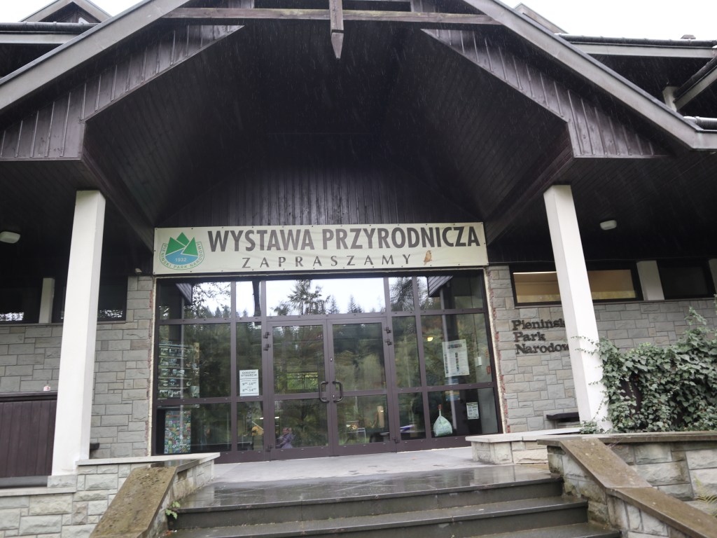 Planujesz wycieczkę w Pieniny? Odkryj Wystawę Przyrodniczą w Krościenku — idealne miejsce na spokojne zwiedzanie, edukację przyrodniczą i alternatywę na deszczowy dzień. Sprawdź, co zobaczysz i dlaczego warto tu zajrzeć z dziećmi!